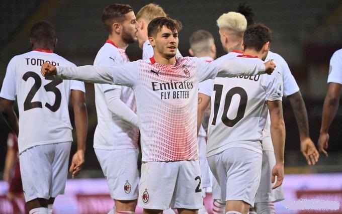 Zlatan Ibrahimović attende finalmente la rapida crescita dei giocatori dell'AC Milan